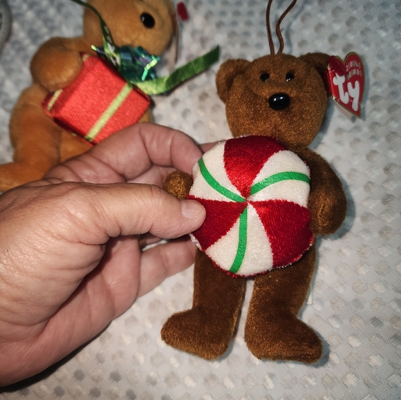 TY BEANIE BABIES EUC SET OF 2 CHRISTMAS ORNAMENTS YUMMY & GIFTS BEARS - Picture 6 of 8